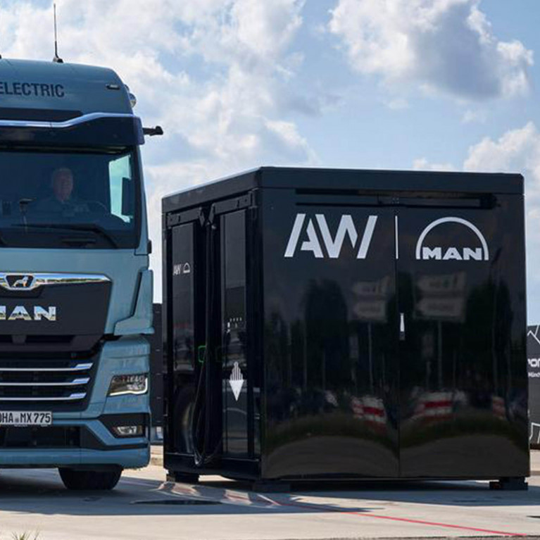 Портативная зарядная станция для электротранспорта от MAN