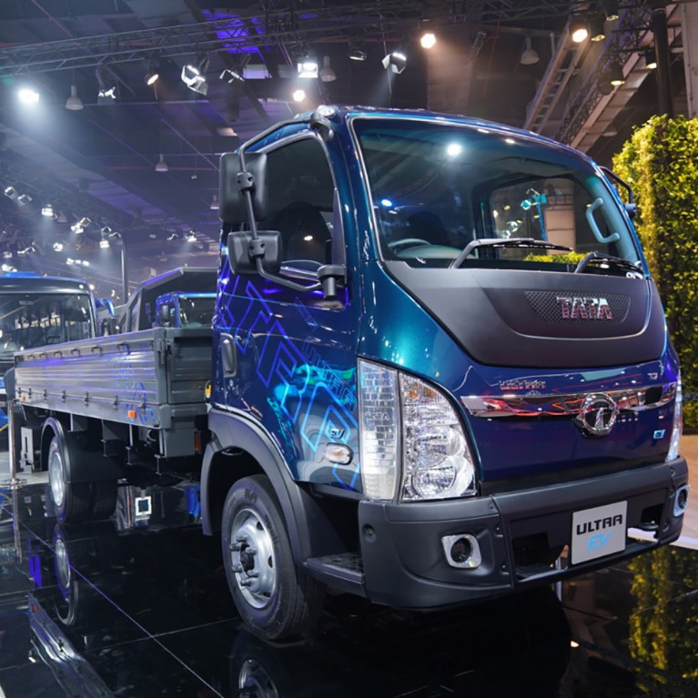 «Индийское электродиско»: Tata показала новый электрический автобус и грузовик